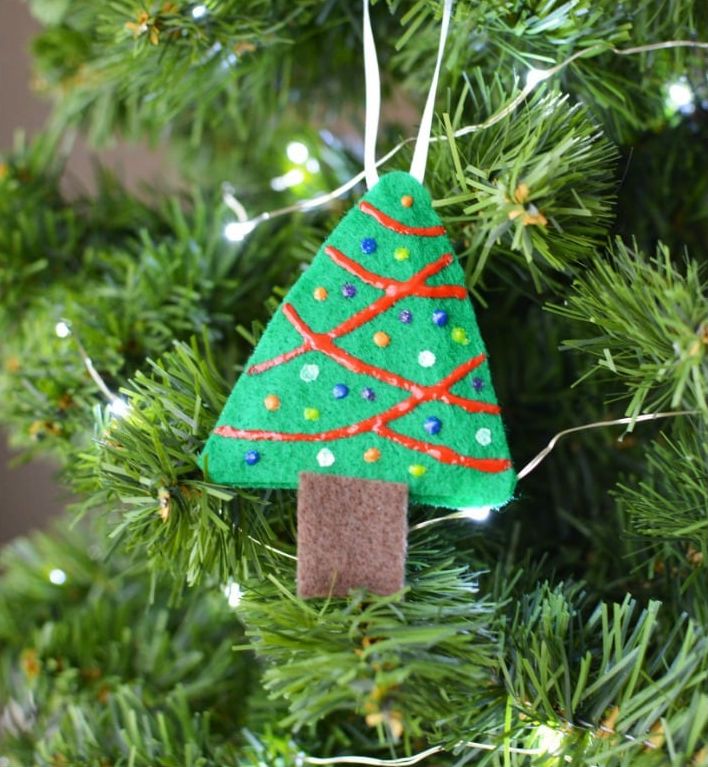 simple felt ornaments that make the tree smell great